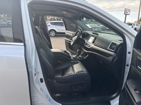 Used 2019 Toyota Highlander XLE AWD/4WD image 16