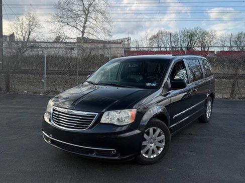 Used 2014 Chrysler Town & Country Touring FWD image 2