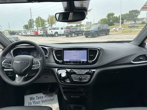 New 2026 Chrysler Pacifica Select image 2