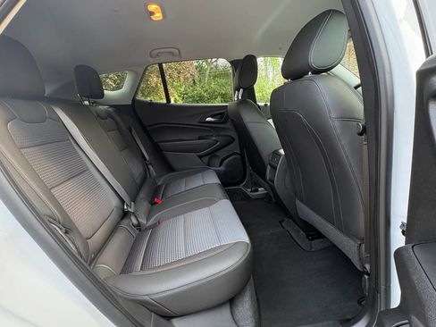 Used 2025 Chevrolet Trax LT FWD image 30