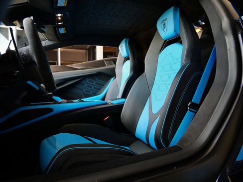 Used 2025 Lamborghini Revuelto AWD/4WD image 6