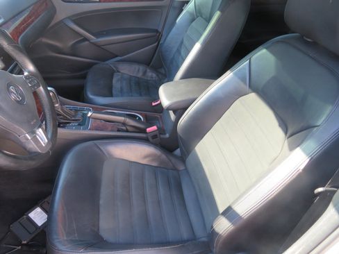 Used 2013 Volkswagen Passat TDI SEL Premium image 8