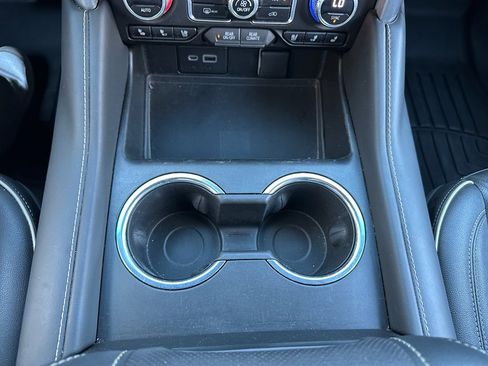 Used 2023 GMC Yukon SLT w/ SLT Premium Package image 18