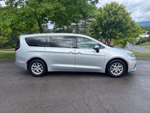 Used 2023 Chrysler Pacifica Touring-L FWD image 2
