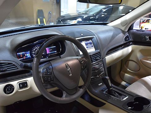 Used 2019 Lincoln MKT AWD image 15