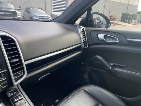Used 2016 Porsche Cayenne AWD/4WD image 4