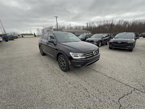 Used 2021 Volkswagen Tiguan SE w/ Panoramic Sunroof Package image 9