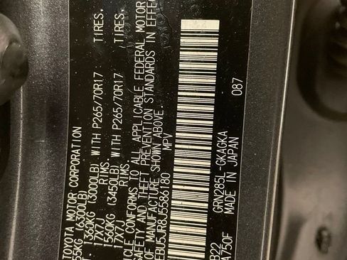 Used 2018 Toyota 4Runner SR5 AWD/4WD image 30