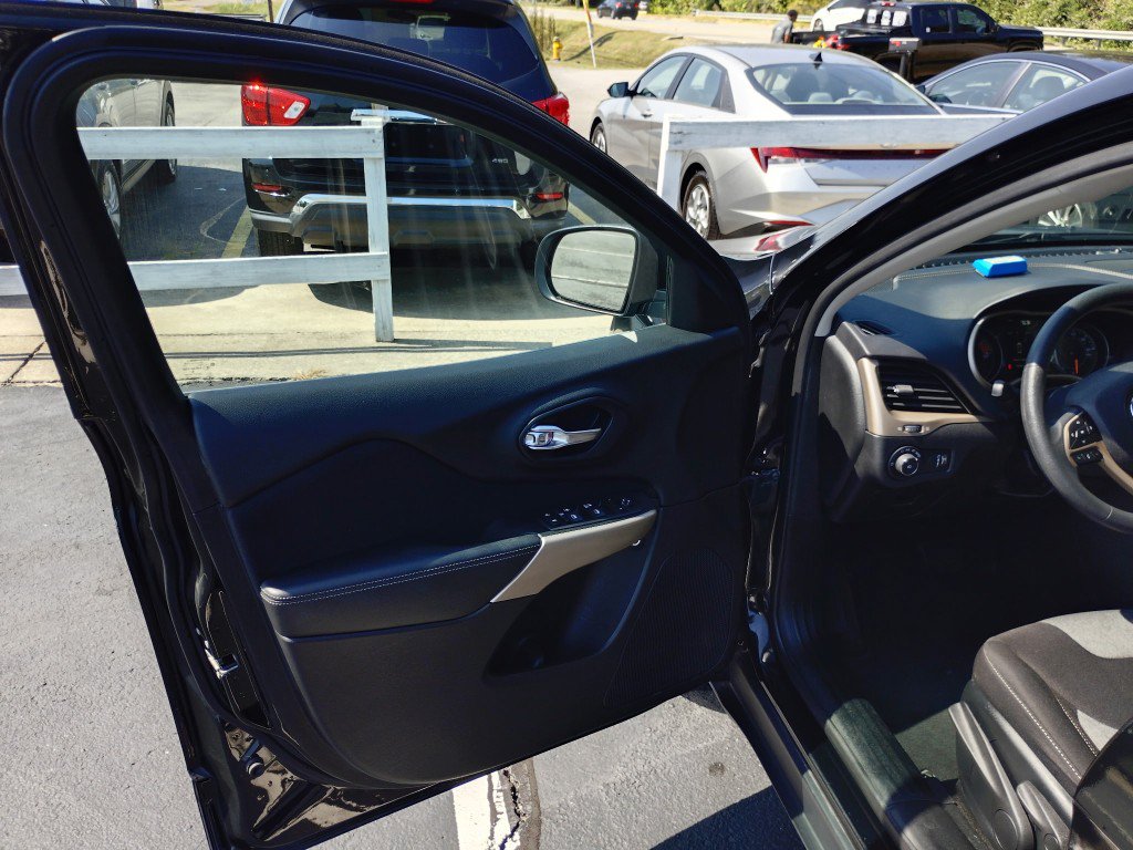 Used 2018 Jeep Cherokee Latitude w/ Safety Group FWD image 6