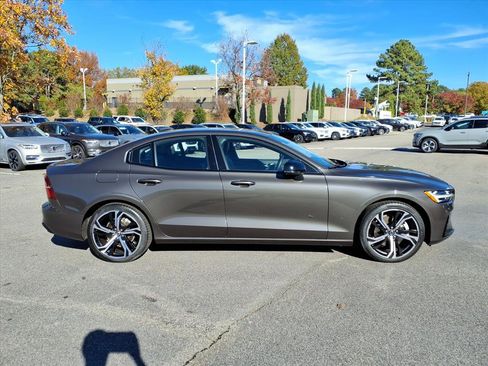 Certified 2025 Volvo S60 B5 Core image 2