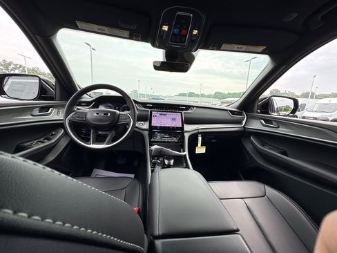 New 2025 Jeep Grand Cherokee Limited w/ Trailer Tow Package image 12