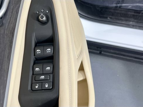 Used 2023 Jeep Grand Cherokee Limited image 18