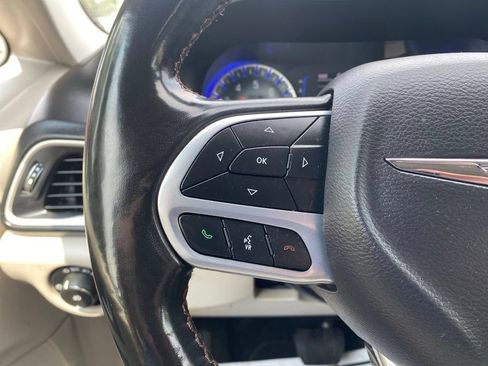 Used 2019 Chrysler Pacifica Touring-L FWD image 19