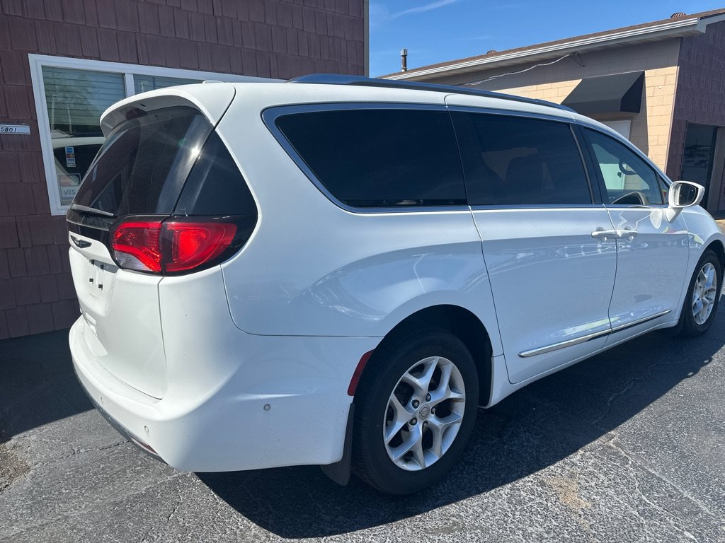 Used 2017 Chrysler Pacifica Touring-L Plus w/ Advanced Safetytec Group FWD image 5