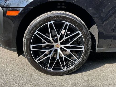 Certified 2025 Porsche Macan AWD/4WD image 14