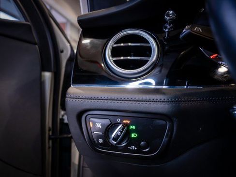 Used 2018 Bentley Bentayga image 56