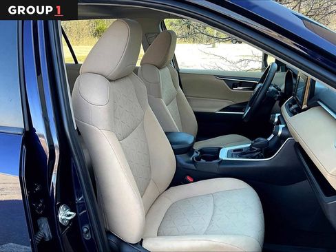 Used 2021 Toyota RAV4 XLE w/ Convenience Package image 8