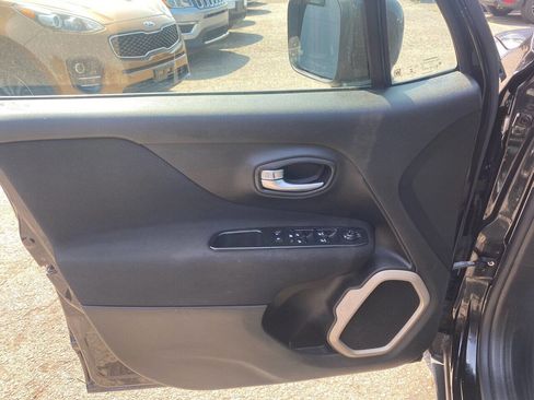 Used 2015 Jeep Renegade Latitude w/ Popular Equipment Group image 18