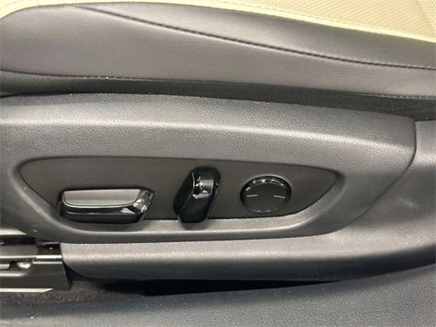 Used 2025 Lexus ES 300h w/ Premium Package image 17