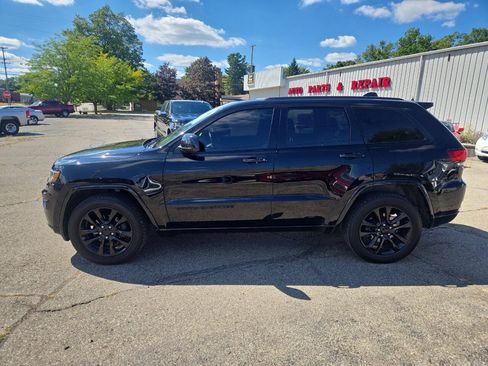Used 2019 Jeep Grand Cherokee Altitude AWD/4WD image 5