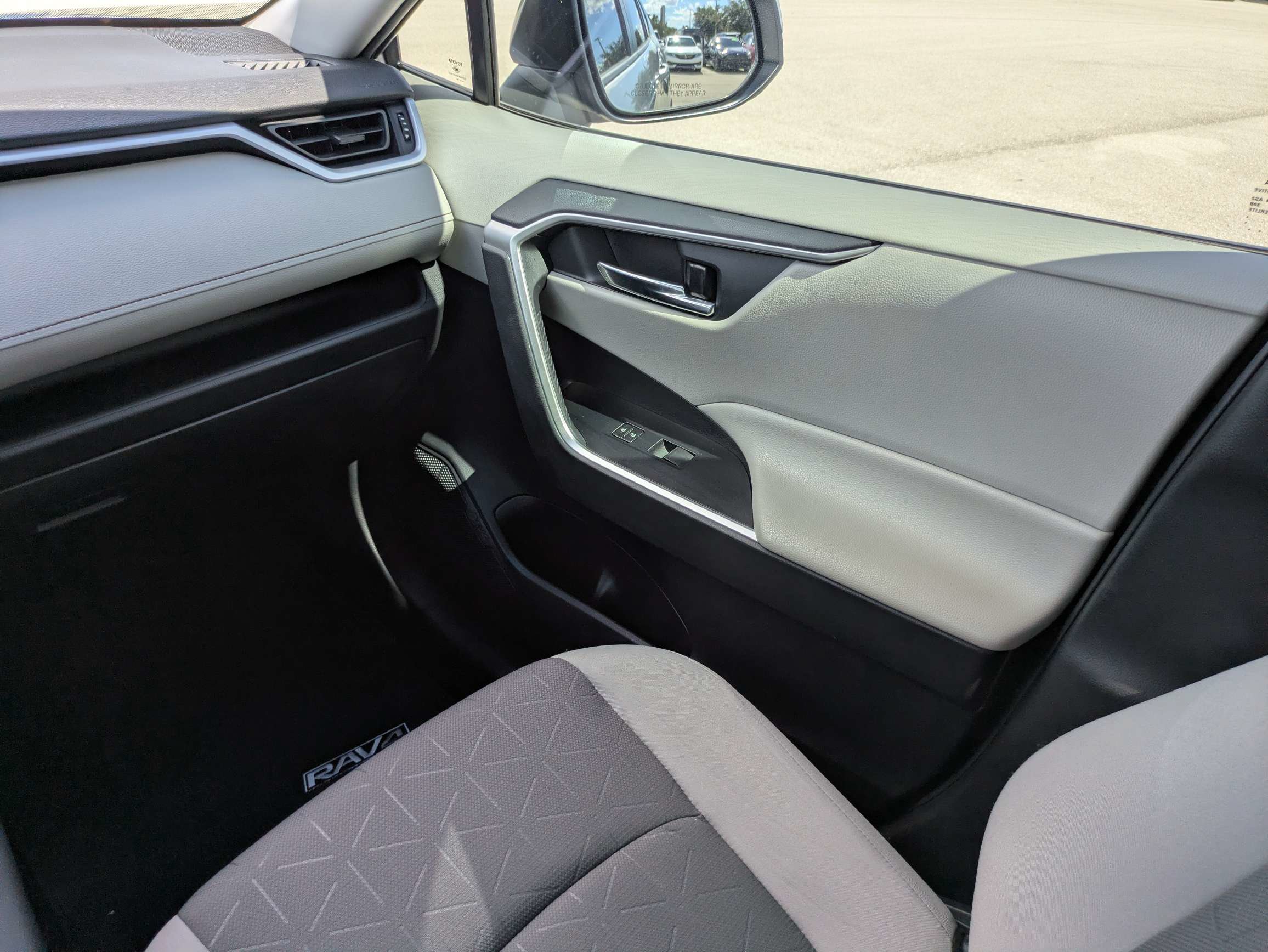 Used 2019 Toyota RAV4 XLE w/ Convenience Package FWD image 17