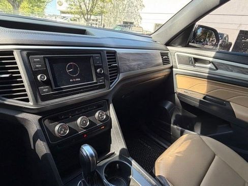 Used 2022 Volkswagen Atlas Cross Sport SE FWD image 20