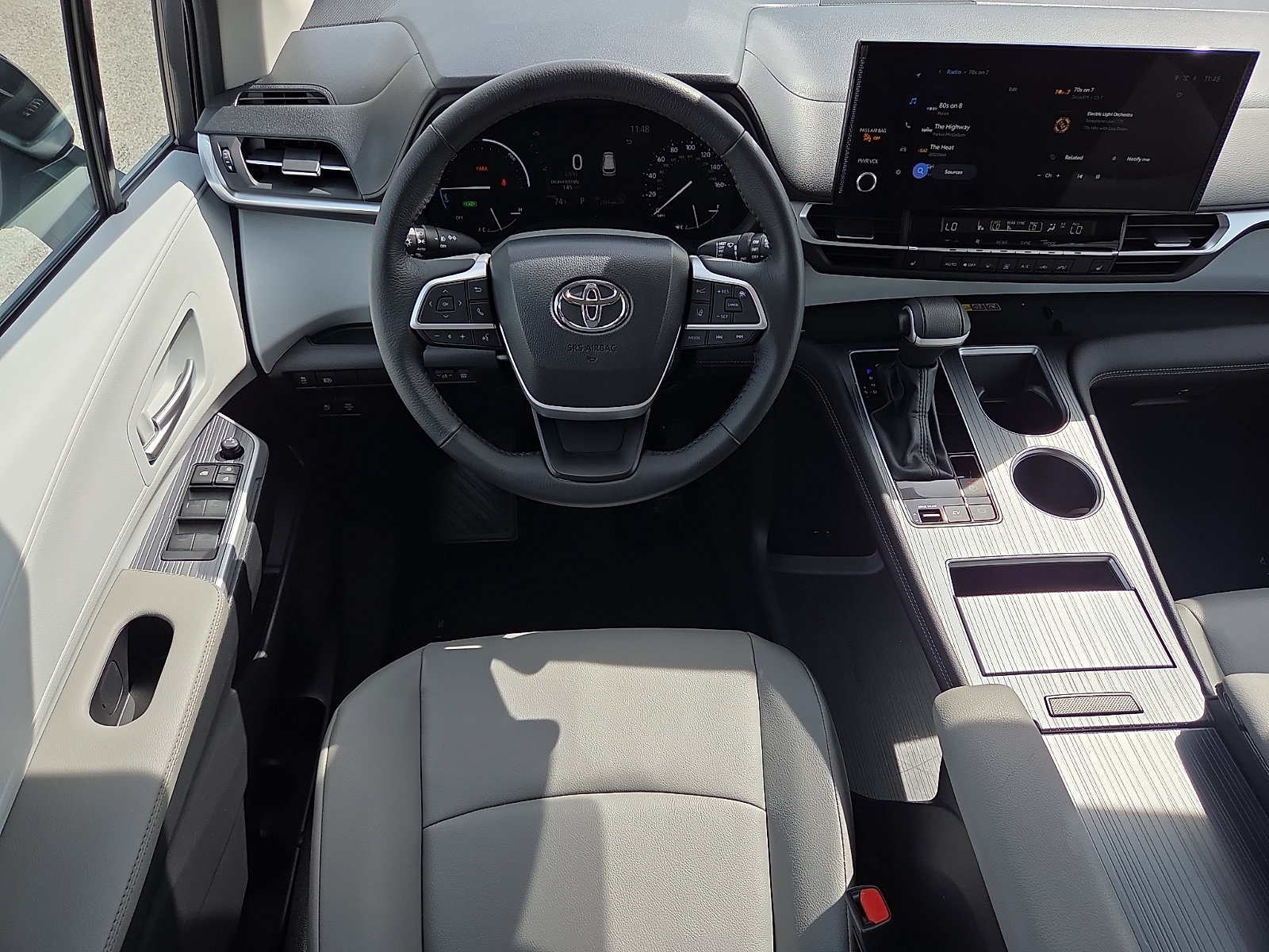 Used 2025 Toyota Sienna XLE FWD image 13