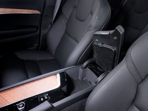 Certified 2025 Volvo XC90 T8 Plus w/ Protection Package Premier image 42