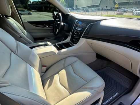 Used 2017 Cadillac Escalade Luxury AWD/4WD image 29