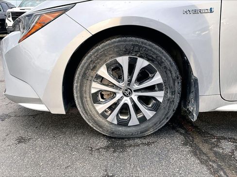 Used 2021 Toyota Corolla LE FWD image 2