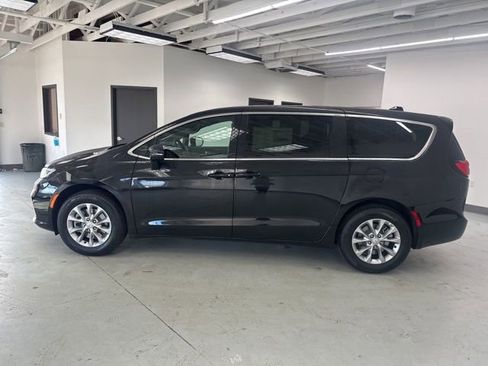 New 2026 Chrysler Pacifica Select AWD/4WD image 4
