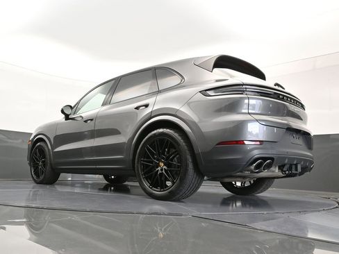 Used 2025 Porsche Cayenne image 25