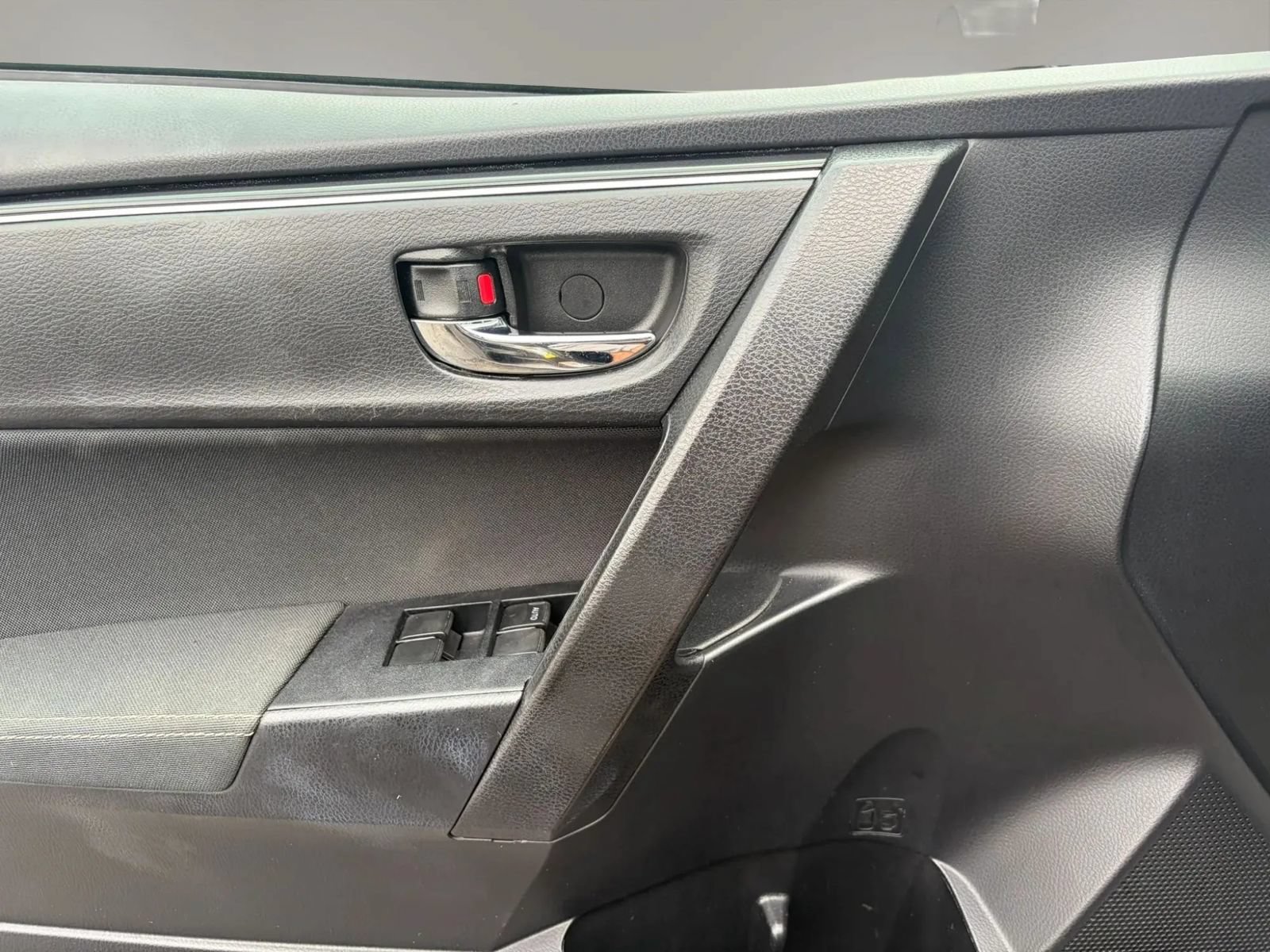 Used 2017 Toyota Corolla LE FWD image 19