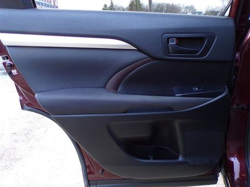 Used 2019 Toyota Highlander LE image 26