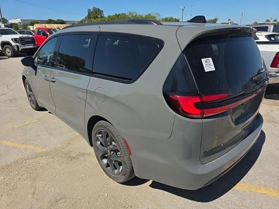Used 2024 Chrysler Pacifica Touring-L w/ S Appearance Package FWD image 4