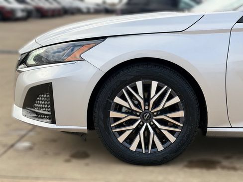 Used 2024 Nissan Altima 2.5 SV FWD image 8