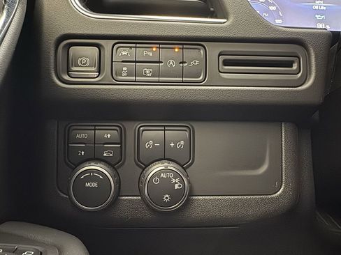 Used 2022 Chevrolet Suburban RST w/ Sport Performance Package image 30