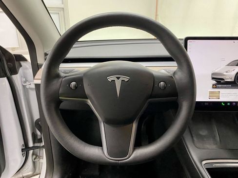 Used 2023 Tesla Model Y Long Range AWD/4WD image 18