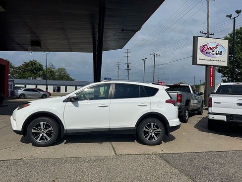 Used 2018 Toyota RAV4 XLE AWD/4WD image 1