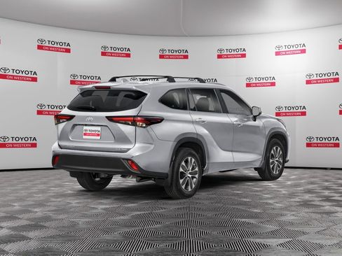New 2025 Toyota Highlander XLE image 2