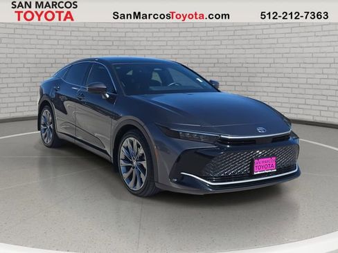 Used 2023 Toyota Crown Limited image 3