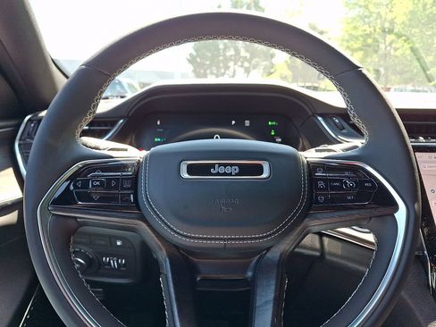 Used 2023 Jeep Grand Cherokee Overland w/ Luxury Tech Group IV AWD/4WD image 19
