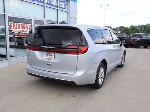 Used 2024 Chrysler Pacifica Touring-L FWD image 3