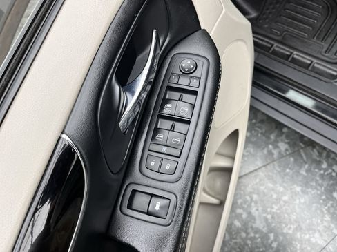 Used 2017 Dodge Grand Caravan SXT FWD image 7