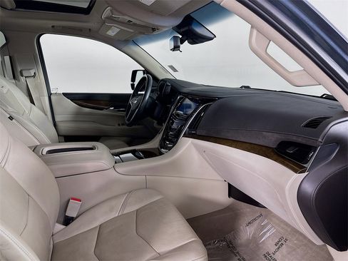Used 2019 Cadillac Escalade Luxury image 31