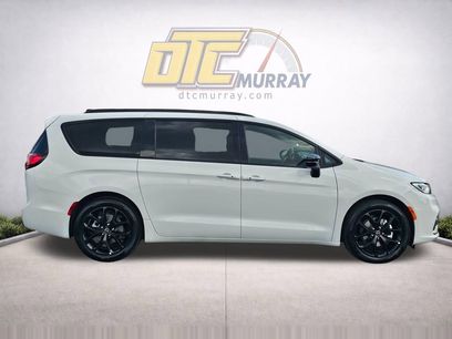 New 2026 Chrysler Pacifica Limited w/ Uconnect Theater Family Group