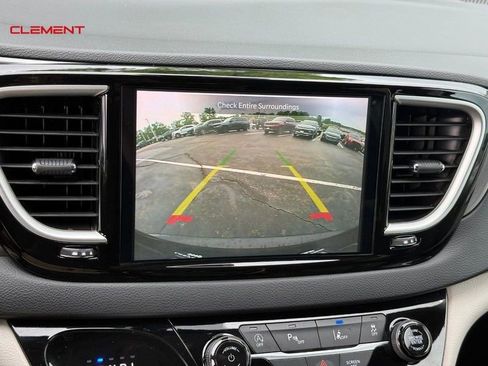 Used 2024 Chrysler Pacifica Touring-L FWD image 29