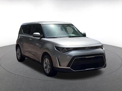 Used 2025 Kia Soul LX w/ LX Technology Package FWD image 3