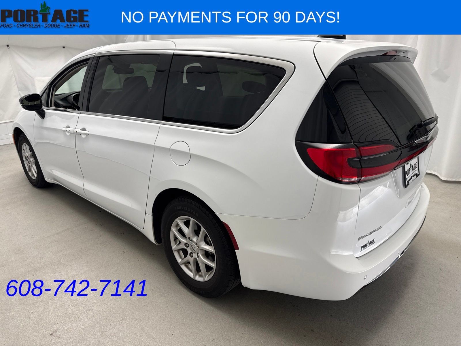 Used 2024 Chrysler Pacifica Touring-L FWD image 4