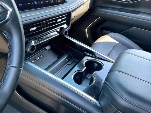 Used 2025 Chevrolet Tahoe Z71 AWD/4WD image 18